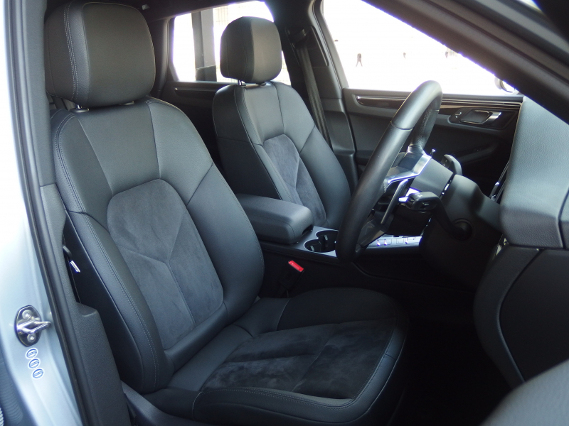 ポルシェ マカン S PDK 正規ディーラー車　右ハンドル　走行2.5万キロ台　Dメモリー付きパワーシート　純正ナビ・TV  バックカメラ 中古車