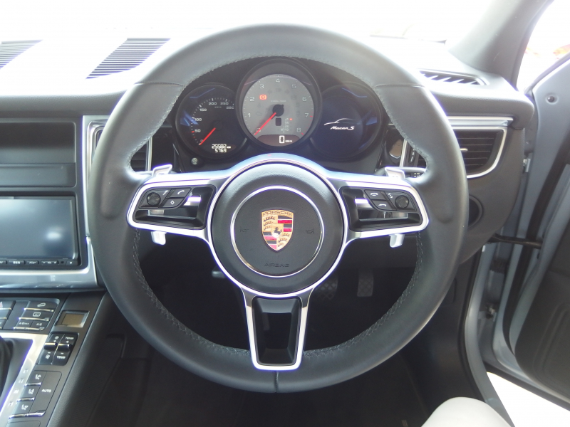 ポルシェ マカン S PDK 正規ディーラー車　右ハンドル　走行2.5万キロ台　Dメモリー付きパワーシート　純正ナビ・TV  バックカメラ 中古車