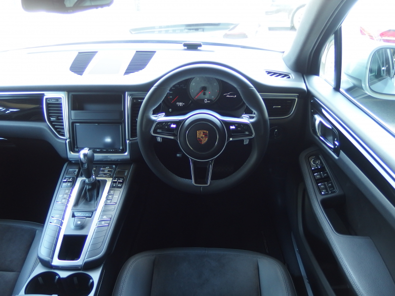 ポルシェ マカン S PDK 正規ディーラー車　右ハンドル　走行2.5万キロ台　Dメモリー付きパワーシート　純正ナビ・TV  バックカメラ 中古車