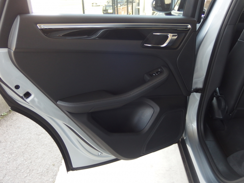 ポルシェ マカン S PDK 正規ディーラー車　右ハンドル　走行2.5万キロ台　Dメモリー付きパワーシート　純正ナビ・TV  バックカメラ 中古車