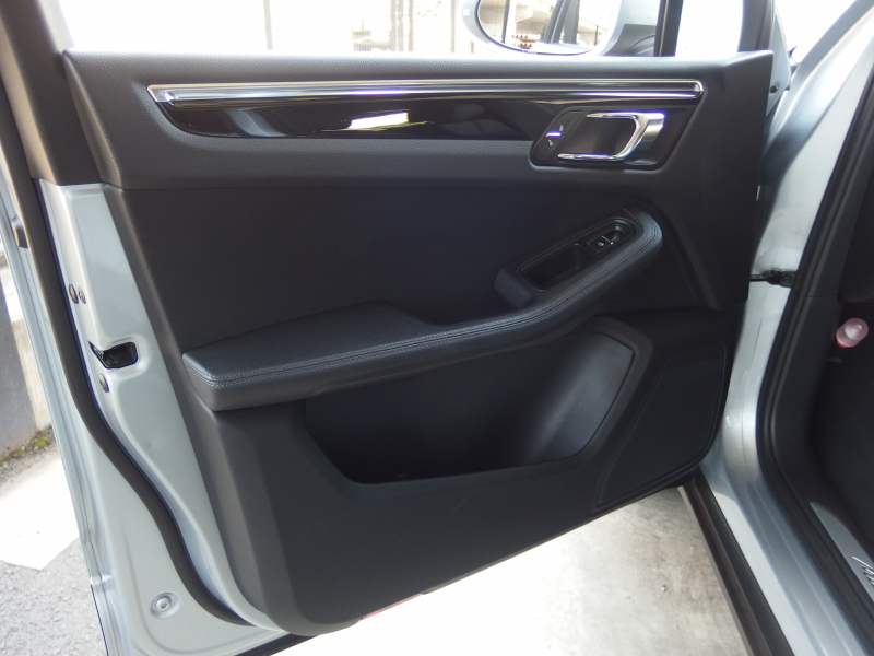 ポルシェ マカン S PDK 正規ディーラー車　右ハンドル　走行2.5万キロ台　Dメモリー付きパワーシート　純正ナビ・TV  バックカメラ 中古車