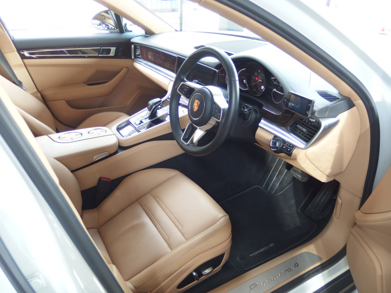 ポルシェ&nbsp;パナメーラ スポーツツーリスモ&nbsp;4　正規ディーラー車　PDK　パノラマサンルーフ　エアサス　&nbsp;中古車