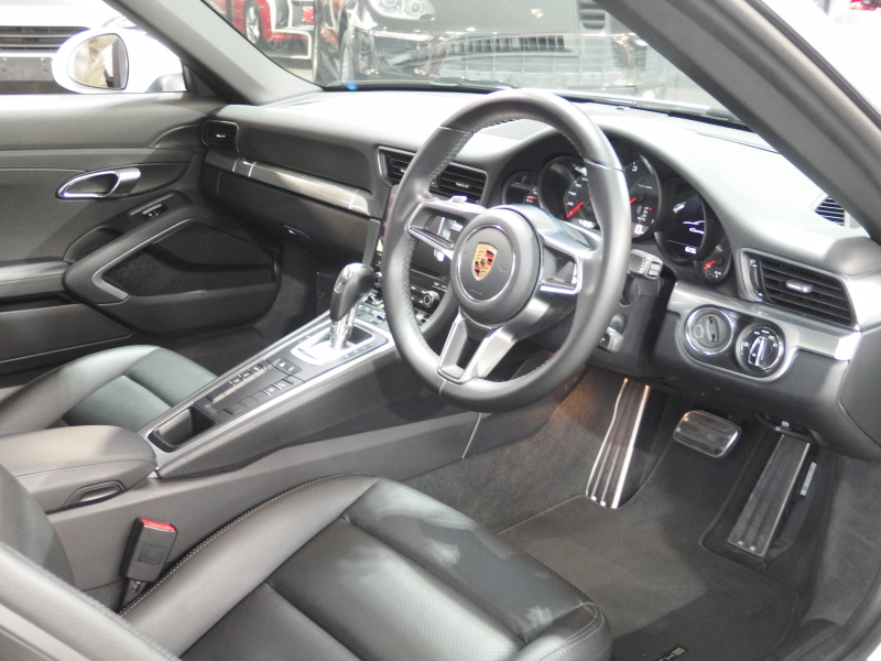 ポルシェ 911(Type991.2) 正規ディーラー車　右ハンドル　純正ナビCarPlay付き　社外バックカメラ　純正19インチアルミ　 中古車