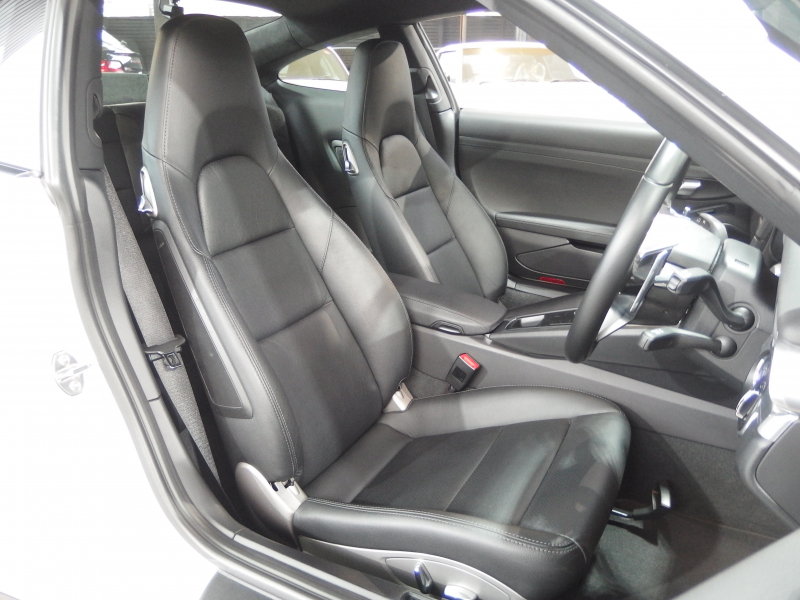ポルシェ 911(Type991.2) 正規ディーラー車　右ハンドル　純正ナビCarPlay付き　社外バックカメラ　純正19インチアルミ　 中古車