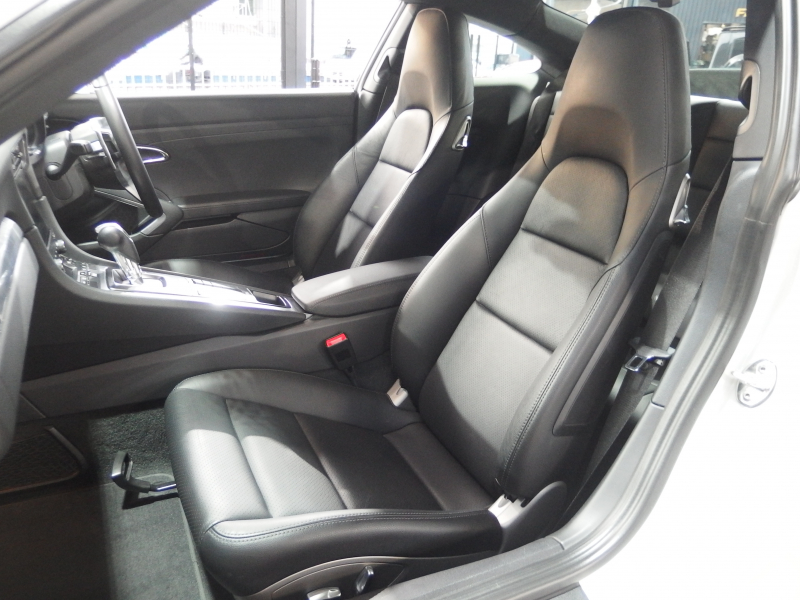 ポルシェ 911(Type991.2) 正規ディーラー車　右ハンドル　純正ナビCarPlay付き　社外バックカメラ　純正19インチアルミ　 中古車