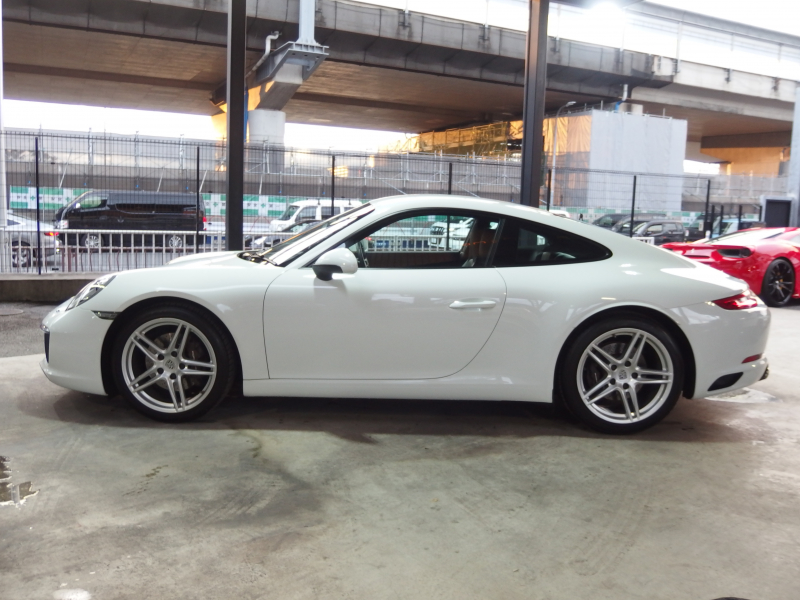 ポルシェ 911(Type991.2) 正規ディーラー車　右ハンドル　純正ナビCarPlay付き　社外バックカメラ　純正19インチアルミ　 中古車