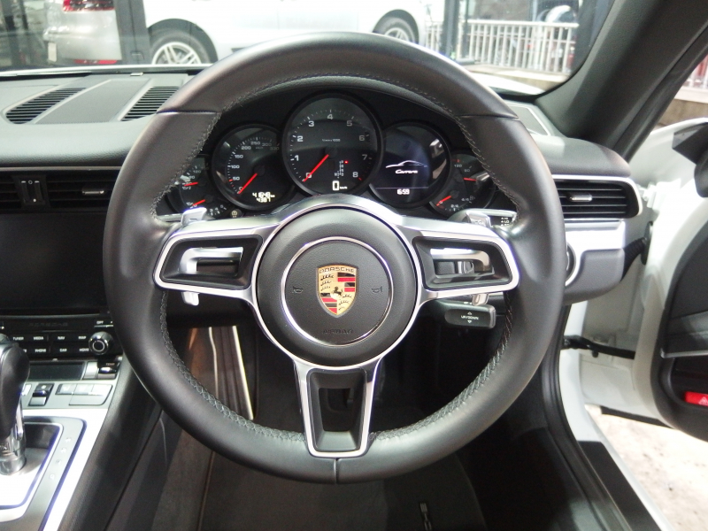 ポルシェ 911(Type991.2) 正規ディーラー車　右ハンドル　純正ナビCarPlay付き　社外バックカメラ　純正19インチアルミ　 中古車