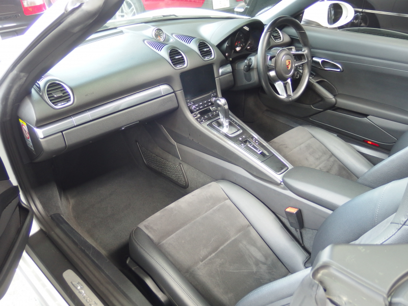 ポルシェ&nbsp;718 ボクスター&nbsp;スポーツクロノパッケージ　正規ディーラー車　右ハンドル　シートヒーター  オートエアコン　純正ナビ　社外地デジチューナー&nbsp;中古車