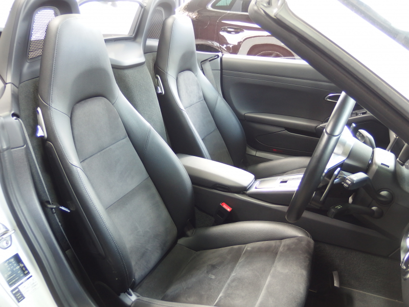 ポルシェ&nbsp;718 ボクスター&nbsp;スポーツクロノパッケージ　正規ディーラー車　右ハンドル　シートヒーター  オートエアコン　純正ナビ　社外地デジチューナー&nbsp;中古車