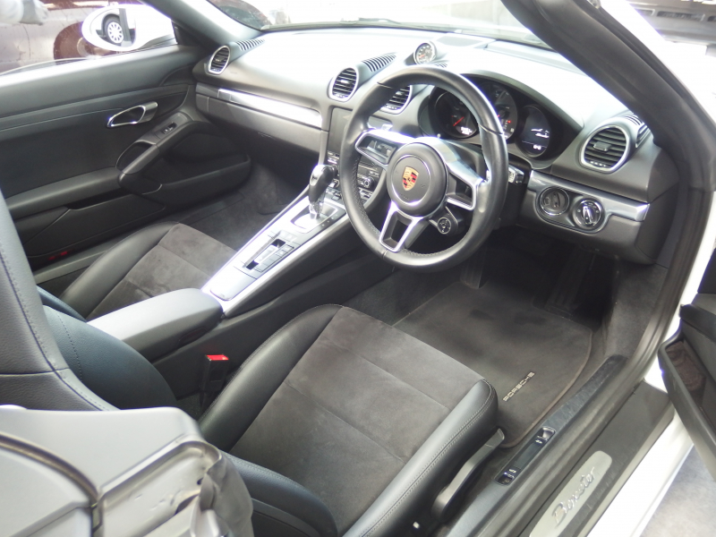 ポルシェ&nbsp;718 ボクスター&nbsp;スポーツクロノパッケージ　正規ディーラー車　右ハンドル　シートヒーター  オートエアコン　純正ナビ　社外地デジチューナー&nbsp;中古車