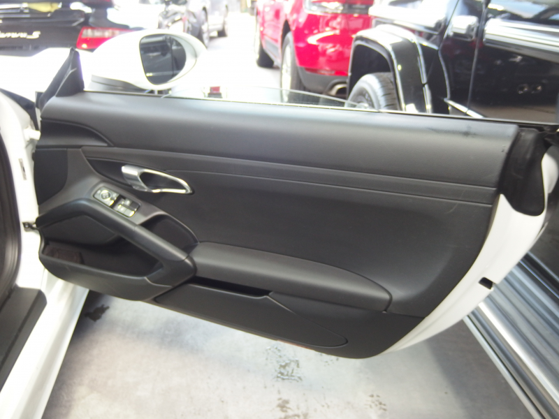 ポルシェ&nbsp;718 ボクスター&nbsp;スポーツクロノパッケージ　正規ディーラー車　右ハンドル　シートヒーター  オートエアコン　純正ナビ　社外地デジチューナー&nbsp;中古車