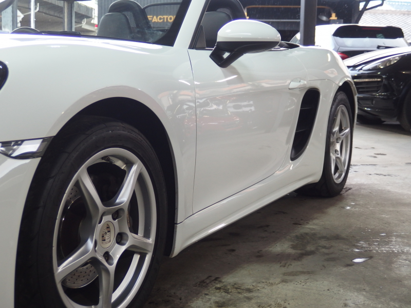 ポルシェ&nbsp;718 ボクスター&nbsp;スポーツクロノパッケージ　正規ディーラー車　右ハンドル　シートヒーター  オートエアコン　純正ナビ　社外地デジチューナー&nbsp;中古車