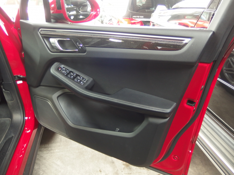 ポルシェ マカン オールレザーインテリア カーボンパネル カーボンコンビステアリング ステアリングヒーター スマートキー 中古車