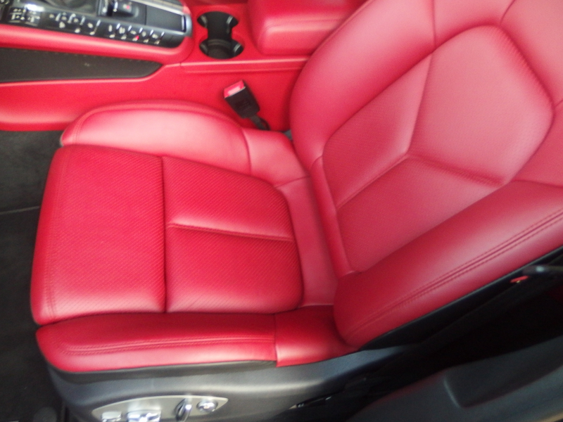 ポルシェ マカン S スポーツクロノパッケージ　正規ディーラー車　スマートキー　フロント左右シートヒーター   オールレザーインテリア 中古車