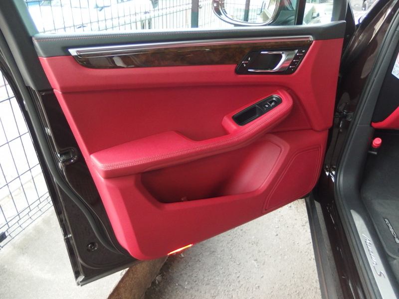 ポルシェ マカン S スポーツクロノパッケージ　正規ディーラー車　スマートキー　フロント左右シートヒーター   オールレザーインテリア 中古車