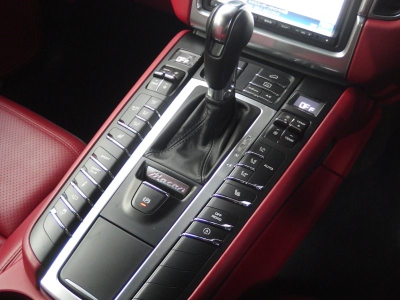 ポルシェ マカン S スポーツクロノパッケージ　正規ディーラー車　スマートキー　フロント左右シートヒーター   オールレザーインテリア 中古車