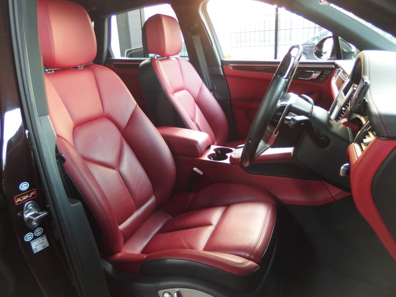 ポルシェ マカン S スポーツクロノパッケージ　正規ディーラー車　スマートキー　フロント左右シートヒーター   オールレザーインテリア 中古車