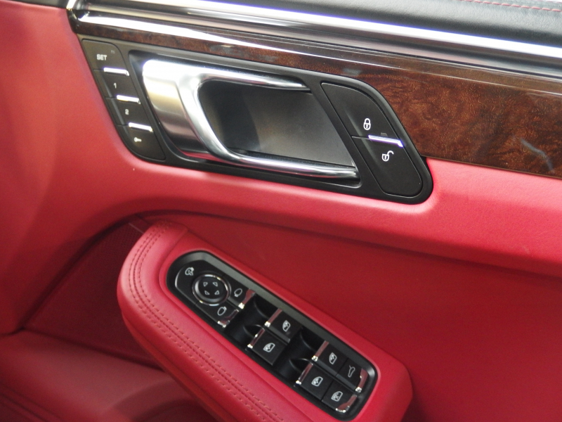 ポルシェ マカン S スポーツクロノパッケージ　正規ディーラー車　スマートキー　フロント左右シートヒーター   オールレザーインテリア 中古車