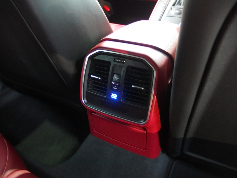 ポルシェ マカン S スポーツクロノパッケージ　正規ディーラー車　スマートキー　フロント左右シートヒーター   オールレザーインテリア 中古車