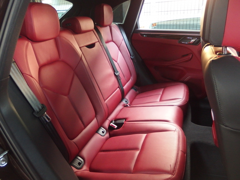 ポルシェ マカン S スポーツクロノパッケージ　正規ディーラー車　スマートキー　フロント左右シートヒーター   オールレザーインテリア 中古車