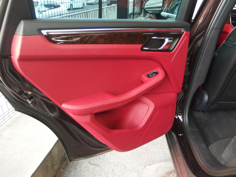 ポルシェ マカン S スポーツクロノパッケージ　正規ディーラー車　スマートキー　フロント左右シートヒーター   オールレザーインテリア 中古車