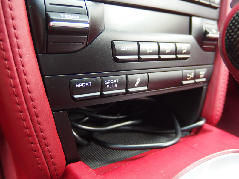 ポルシェ 911(Type997) カレラSカブリオレ　スポーツクロノPKG レッドレザー インテリア　ES可変バルブマフラー　社外ダックテール 中古車