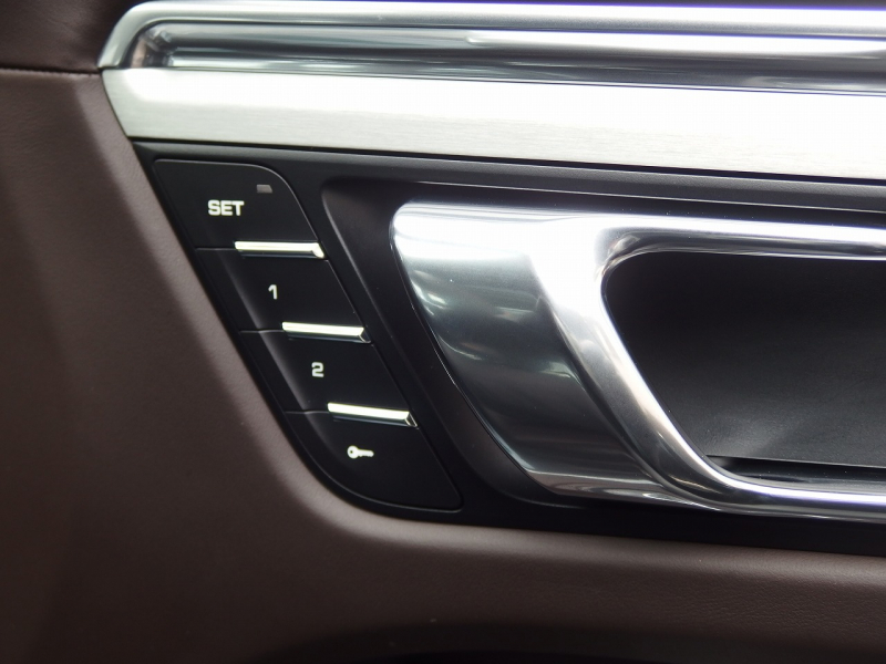 ポルシェ&nbsp;マカン&nbsp;ターボ 　正規D車　PDK　純正21inアルミ　オールレザーインテリア　アダプティブスポーツシート&nbsp;中古車