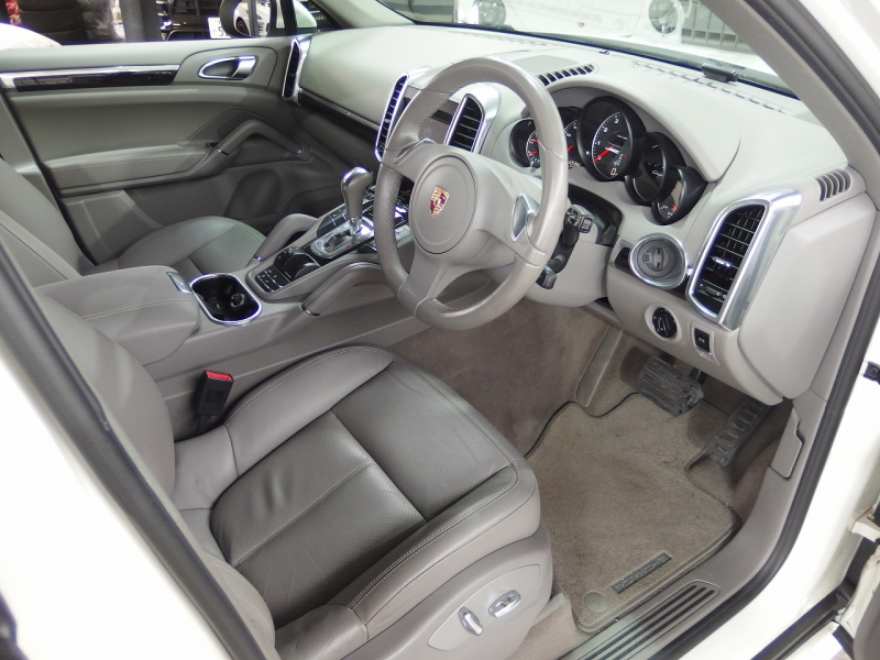 ポルシェ カイエン 正規ディーラー車　右ハンドル EUR-GTエアロ　ESローダウンサス　社外22インチアルミ 中古車