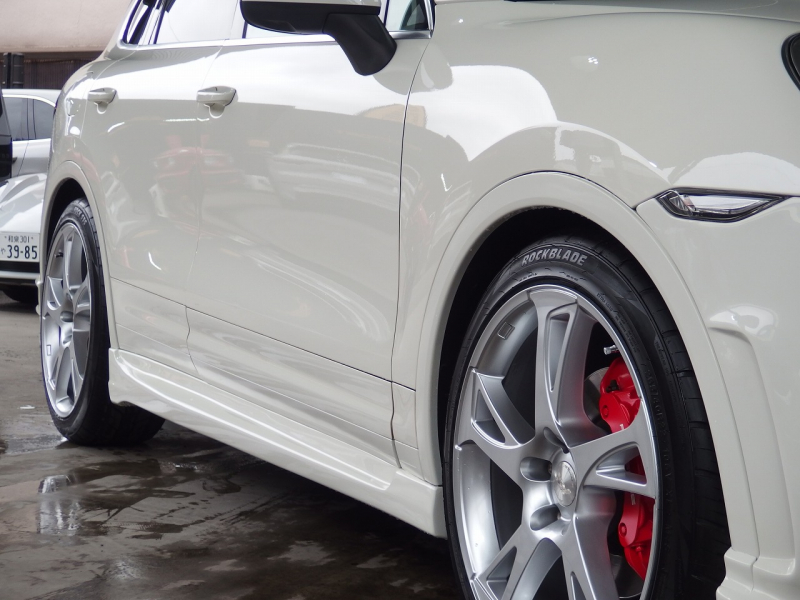 ポルシェ カイエン 正規ディーラー車　右ハンドル EUR-GTエアロ　ESローダウンサス　社外22インチアルミ 中古車