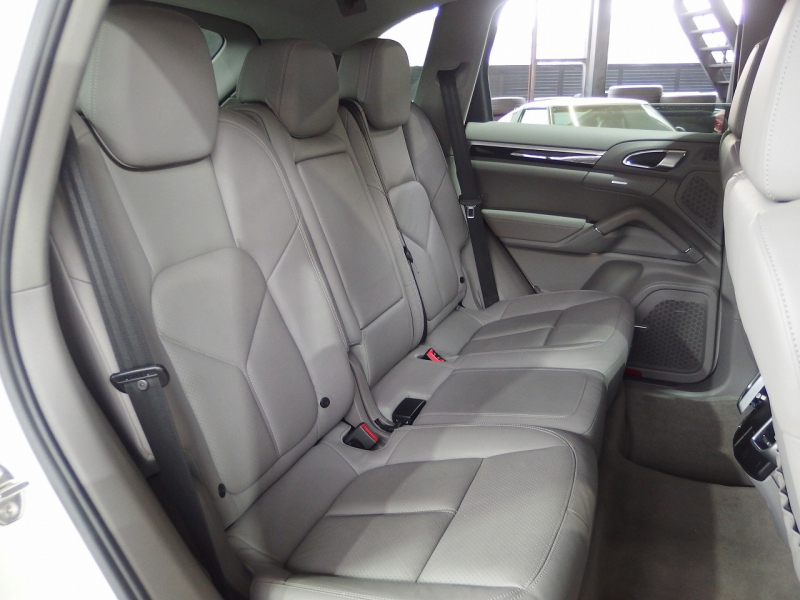 ポルシェ カイエン 正規ディーラー車　右ハンドル EUR-GTエアロ　ESローダウンサス　社外22インチアルミ 中古車