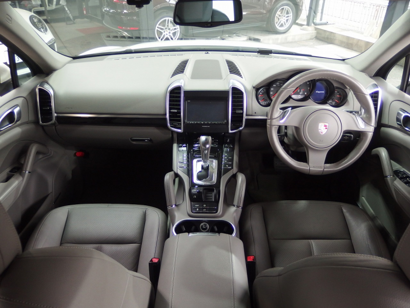 ポルシェ カイエン 正規ディーラー車　右ハンドル EUR-GTエアロ　ESローダウンサス　社外22インチアルミ 中古車