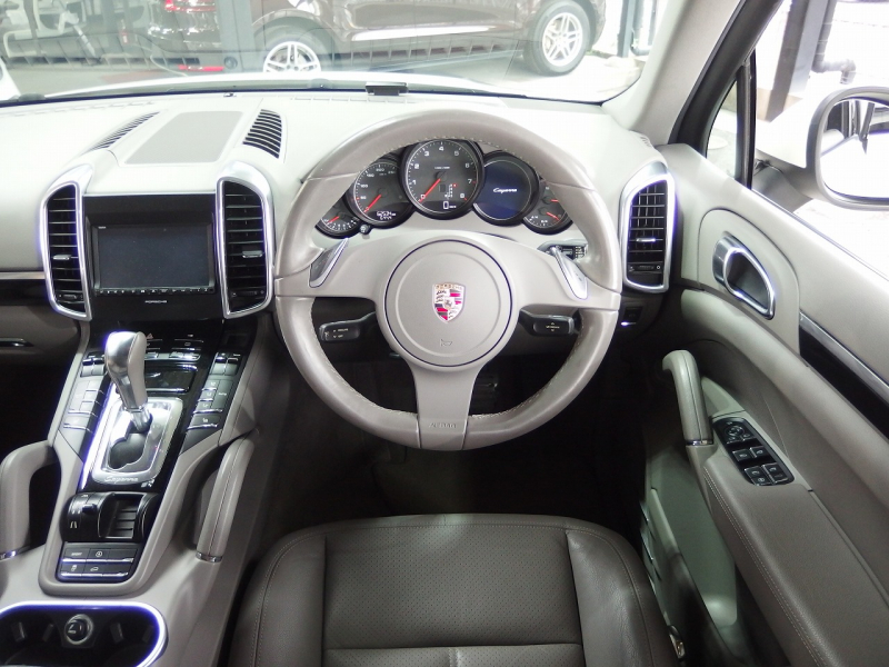 ポルシェ カイエン 正規ディーラー車　右ハンドル EUR-GTエアロ　ESローダウンサス　社外22インチアルミ 中古車