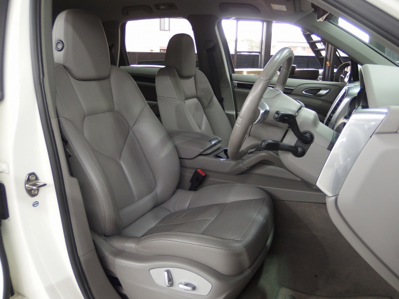 ポルシェ カイエン 正規ディーラー車　右ハンドル EUR-GTエアロ　ESローダウンサス　社外22インチアルミ 中古車