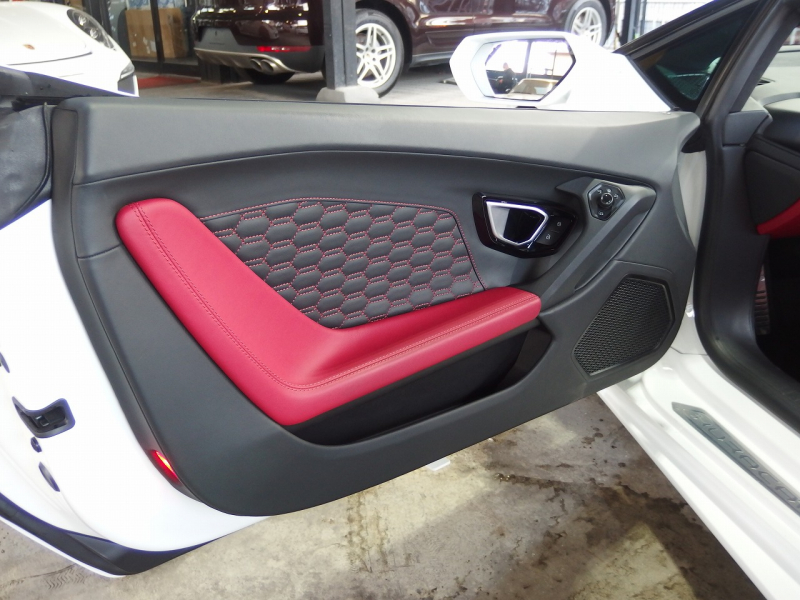 ランボルギーニ&nbsp;ウラカン&nbsp;LP610-4　スパイダー　正規ディーラー車　左ハンドル　純正20インチアルミ　フロントリフター　シートヒーター&nbsp;中古車