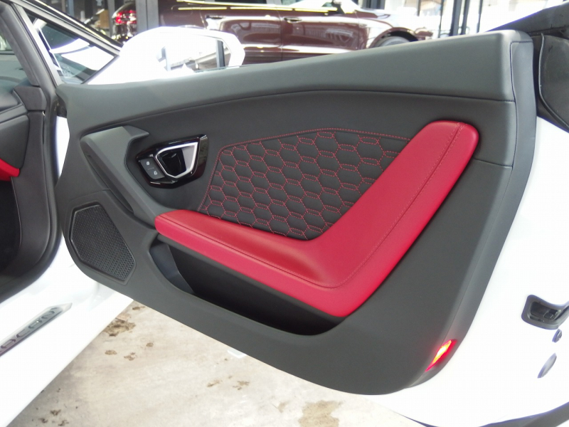 ランボルギーニ&nbsp;ウラカン&nbsp;LP610-4　スパイダー　正規ディーラー車　左ハンドル　純正20インチアルミ　フロントリフター　シートヒーター&nbsp;中古車