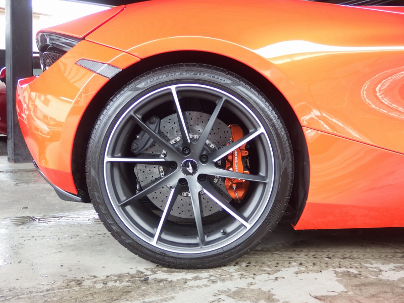 マクラーレン 720S 正規ディーラー車 右ハンドル スポーツエキゾースト フロントリフトシステム 純正鍛造アルミホイール 中古車