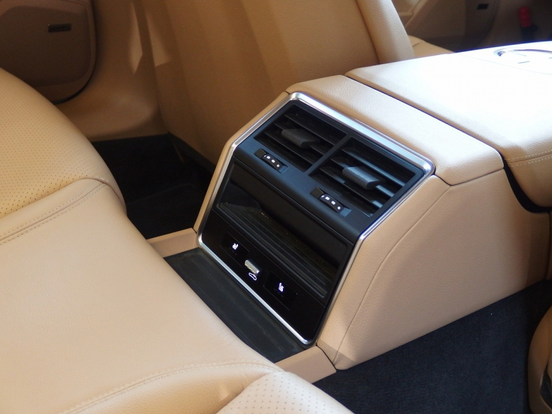 ポルシェ&nbsp;パナメーラ スポーツツーリスモ&nbsp;4S 正規ディーラー車 純正19インチアルミ エアサス LEDヘッドライト パノラマルーフ&nbsp;中古車