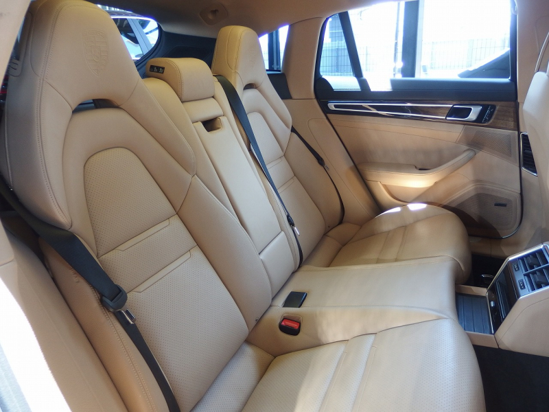 ポルシェ&nbsp;パナメーラ スポーツツーリスモ&nbsp;4S 正規ディーラー車 純正19インチアルミ エアサス LEDヘッドライト パノラマルーフ&nbsp;中古車