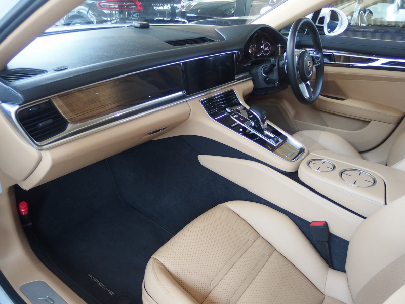 ポルシェ&nbsp;パナメーラ スポーツツーリスモ&nbsp;4S 正規ディーラー車 純正19インチアルミ エアサス LEDヘッドライト パノラマルーフ&nbsp;中古車