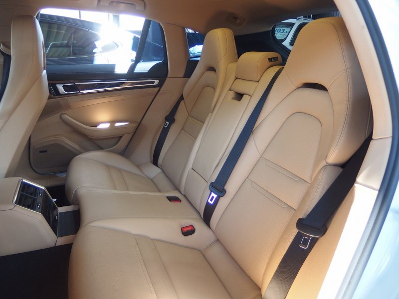 ポルシェ&nbsp;パナメーラ スポーツツーリスモ&nbsp;4S 正規ディーラー車 純正19インチアルミ エアサス LEDヘッドライト パノラマルーフ&nbsp;中古車