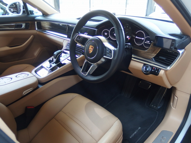 ポルシェ&nbsp;パナメーラ スポーツツーリスモ&nbsp;4S 正規ディーラー車 純正19インチアルミ エアサス LEDヘッドライト パノラマルーフ&nbsp;中古車