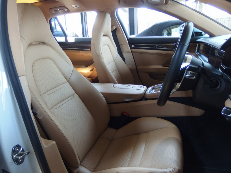 ポルシェ&nbsp;パナメーラ スポーツツーリスモ&nbsp;4S 正規ディーラー車 純正19インチアルミ エアサス LEDヘッドライト パノラマルーフ&nbsp;中古車