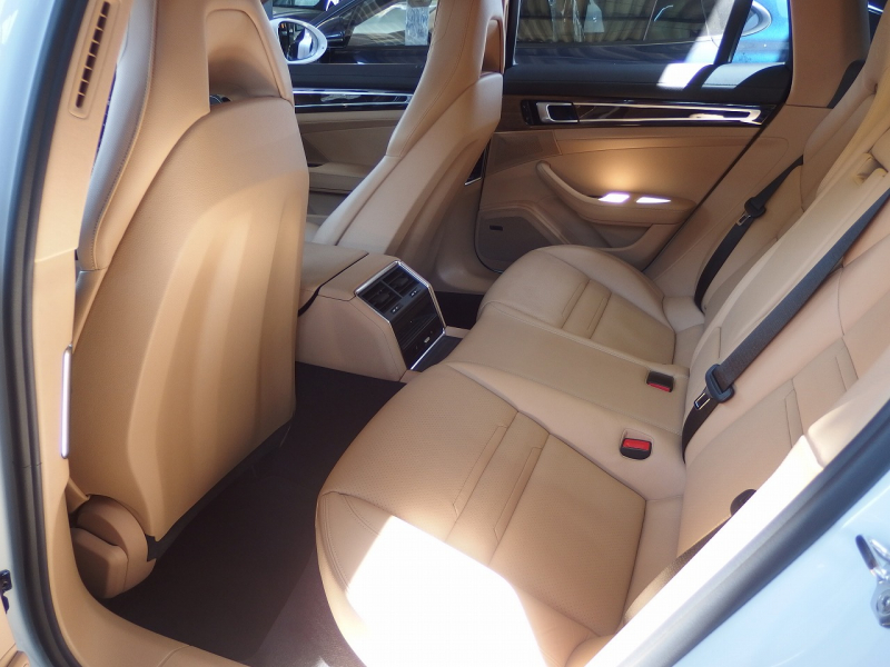 ポルシェ&nbsp;パナメーラ スポーツツーリスモ&nbsp;4S 正規ディーラー車 純正19インチアルミ エアサス LEDヘッドライト パノラマルーフ&nbsp;中古車