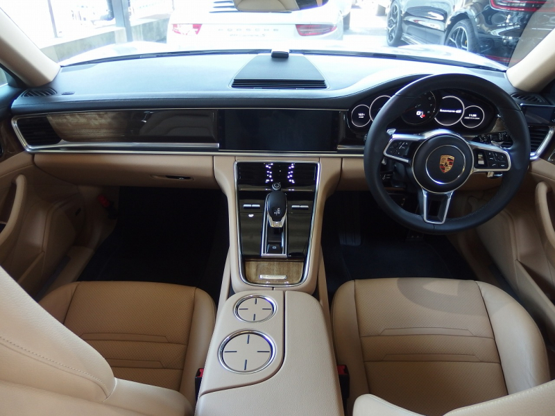 ポルシェ&nbsp;パナメーラ スポーツツーリスモ&nbsp;4S 正規ディーラー車 純正19インチアルミ エアサス LEDヘッドライト パノラマルーフ&nbsp;中古車