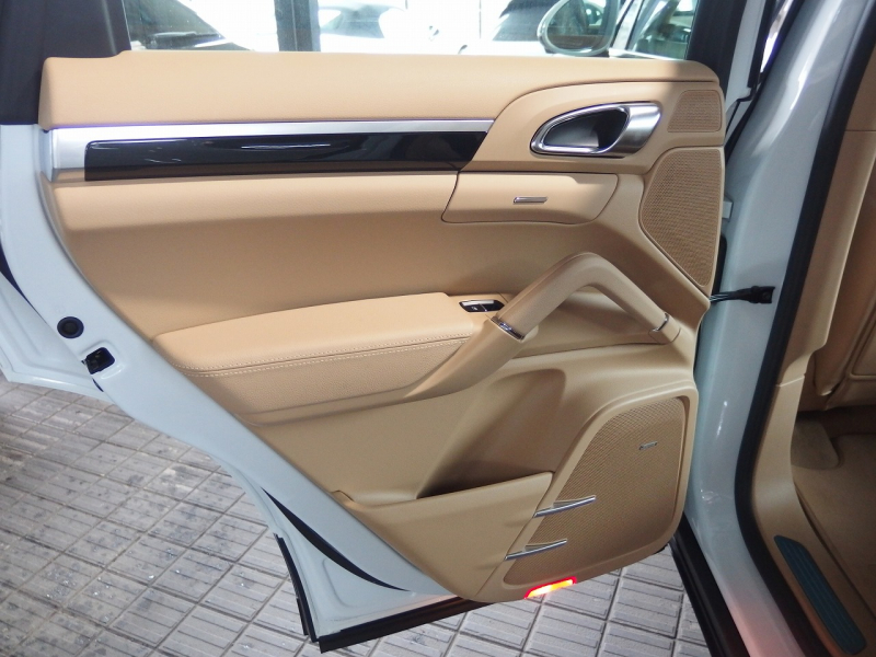 ポルシェ&nbsp;カイエン&nbsp;S　スポーツクロノPKG　ポルシェエントリドライブ　シートヒーター　BOSE&nbsp;中古車