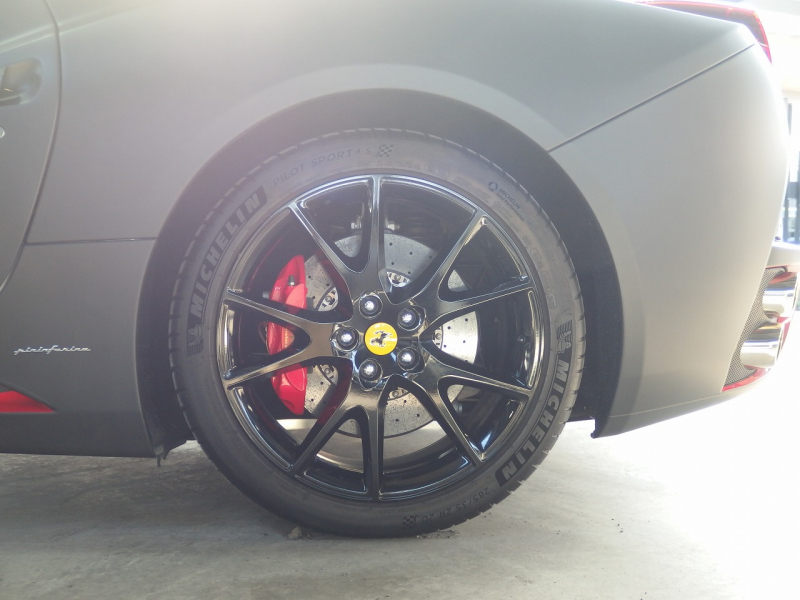 フェラーリ&nbsp;カリフォルニア&nbsp;F1　DCT　正規ディーラー車　左ハンドル　マットブラックフルラッピング　20インチアルミ　&nbsp;中古車