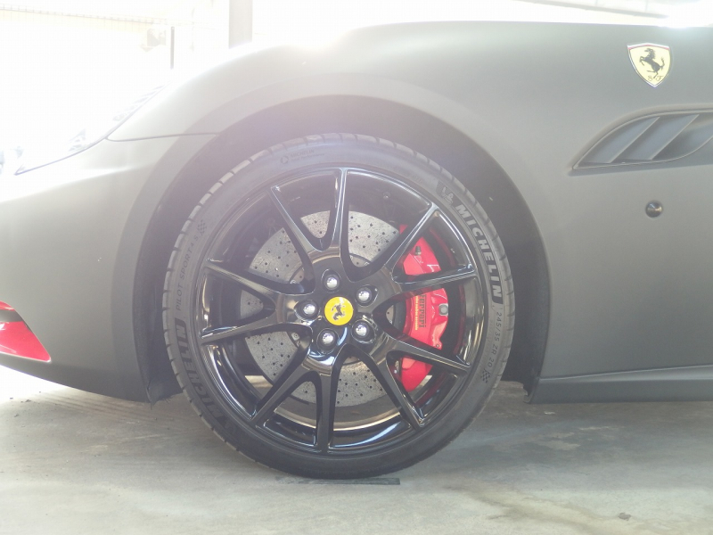 フェラーリ&nbsp;カリフォルニア&nbsp;F1　DCT　正規ディーラー車　左ハンドル　マットブラックフルラッピング　20インチアルミ　&nbsp;中古車