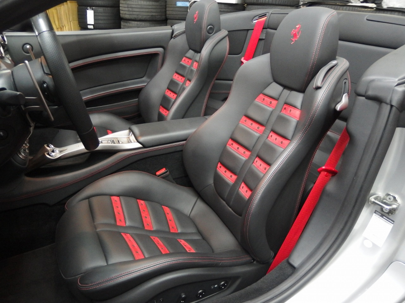 フェラーリ&nbsp;カリフォルニア&nbsp;F1　DCT　正規ディーラー車　左ハンドル　マットブラックフルラッピング　20インチアルミ　&nbsp;中古車