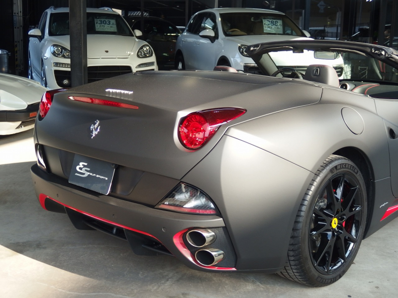フェラーリ&nbsp;カリフォルニア&nbsp;F1　DCT　正規ディーラー車　左ハンドル　マットブラックフルラッピング　20インチアルミ　&nbsp;中古車