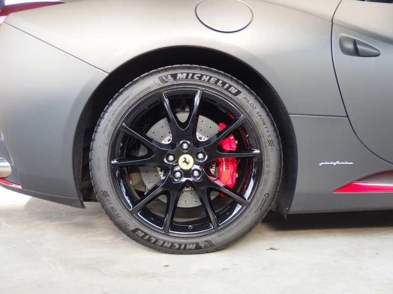 フェラーリ&nbsp;カリフォルニア&nbsp;F1　DCT　正規ディーラー車　左ハンドル　マットブラックフルラッピング　20インチアルミ　&nbsp;中古車